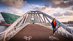 Spaziergänger auf der Verbindungsbrücke vor dem Wissenschaftsmuseum Nemo in Amsterdam von Bart Ros