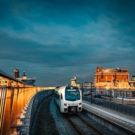 Harlingen, de trein naar Leeuwarden van MdeJong Fotografie