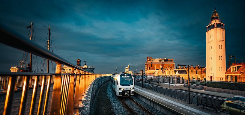 Harlingen, the train to Leeuwarden by MdeJong Fotografie