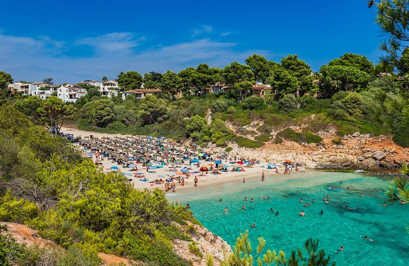 Belle plage de la baie de Cala Anguila sur l'île de Majorque, Espagne par Alex Winter
