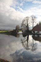 Oude snelle sluis met weerspiegeling in het water