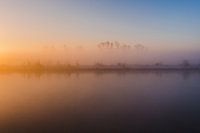 Bunt, neblig & winterlichen Sonnenaufgang in Dutch Polder