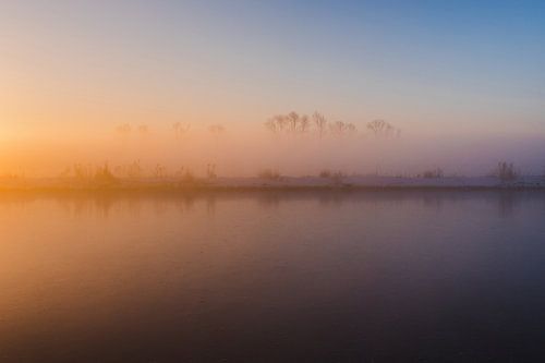 Lever de soleil coloré, brumeux et vineux dans le polder néerlandais