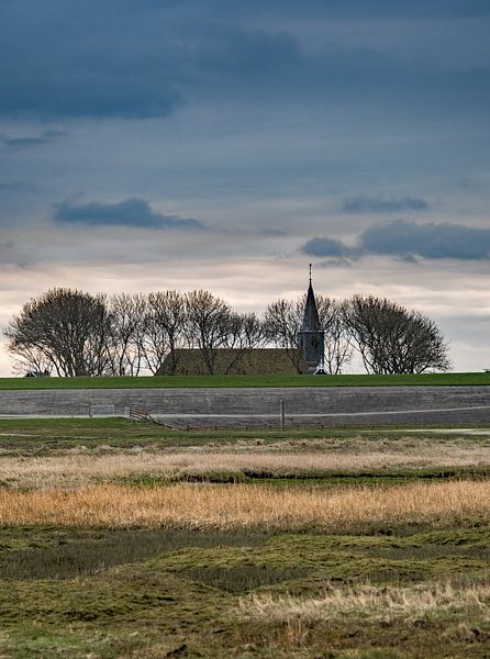 De waddendijk bij Paesens Moddergat met kerktoren von Harrie Muis