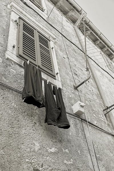 Corde à linge avec pantalons dans la vieille ville de Krk en Croatie par Heiko Kueverling