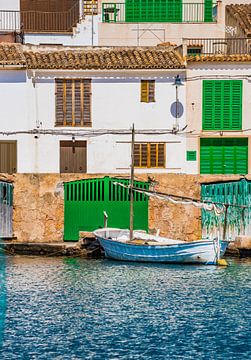 Mallorca, oude vissersboot voor anker bij mediterrane dorpskust van Alex Winter