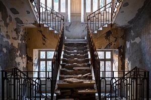 Verlassenes Treppenhaus im Verfall.