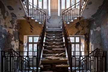 Verlassenes Treppenhaus im Verfall. von Roman Robroek