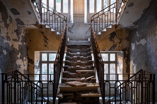 Escalier abandonné en décomposition.
