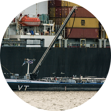 Binnenvaarttanker Veeningen en een Containerschip. van scheepskijkerhavenfotografie