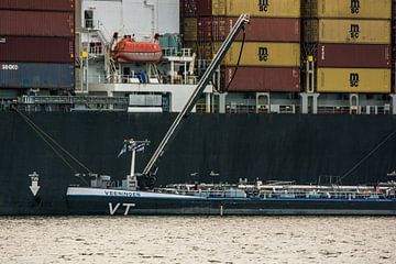 Binnentankschiff Veeningen und ein Containerschiff. von scheepskijkerhavenfotografie