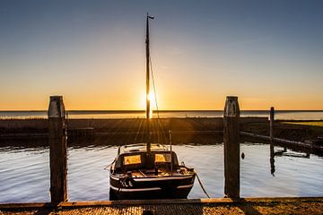 Zonsondergang in de haven van Laaxum, Friesland. van Harrie Muis