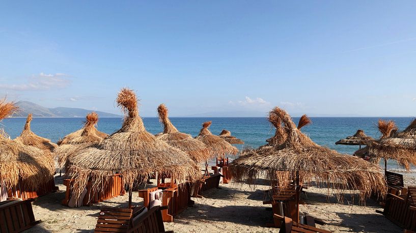Strand mit strohgedeckten Sonnenschirmen von Angela Seubring