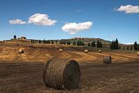 Hay Rolls in der toskanischen  Landschaft in der Nähe von Pienza