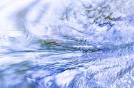 Blau fließendes Wasser | Naturfotografie von Nanda Bussers Miniaturansicht