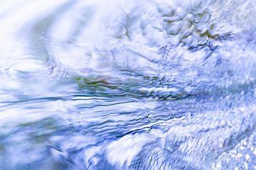Blauw Stromend Water | Natuurfotografie van Nanda Bussers