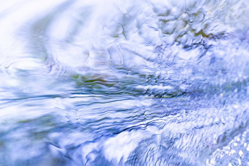 Blau fließendes Wasser | Naturfotografie von Nanda Bussers