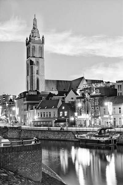 St. Christoffel Kathedraal aan de rivier de Roer in Roermond van Christa Thieme-Krus