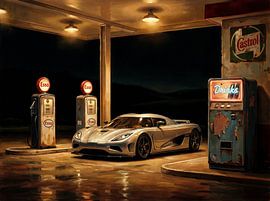 Silberner Koenigsegg bei Nacht in einer nostalgischen Tankstelle
