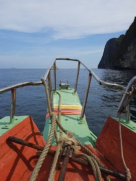 Voorkant van een longtailboot met uitzicht op de Andamanse Zee. van kall3bu