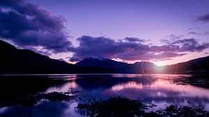 le coucher de soleil entre les montagnes des Highlands écossais