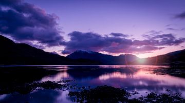 de zonsondergang tussen de bergen in het Schotse hoogland van Studio de Waay