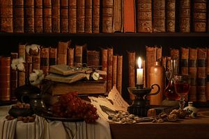 Klassisches dunkelbraunes Stillleben mit alten Büchern