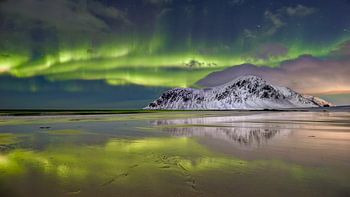 Spiegelung der Nordlichter am Skagsandenstrand auf den Lofoten