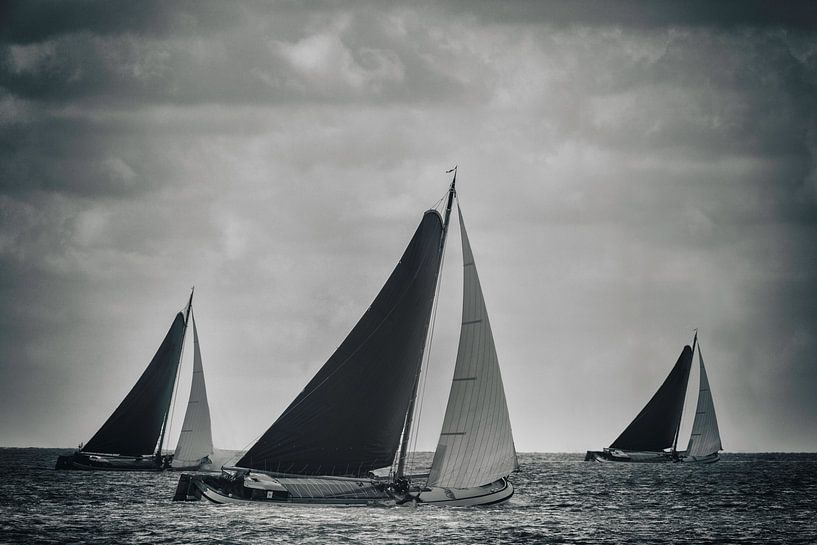 Klassische Skutsje Segelschiffe in schwarz-weiß von Sjoerd van der Wal Fotografie