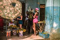 Bloemenmeisje in Havana van Natascha Friesen Baggen thumbnail
