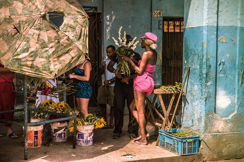 Bloemenmeisje in Havana van Natascha Friesen Baggen