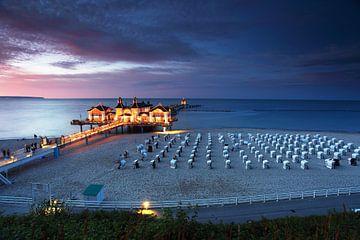 De pier van Sellin op het eiland Rügen bij zonsondergang