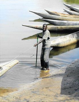 Vissen in de rivier The Gambia. van Ineke de Rijk