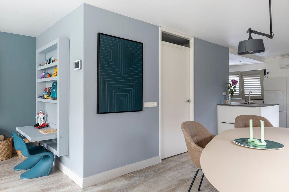 Lignes dorées sur le bleu foncé (résumé) par Studio Malabar