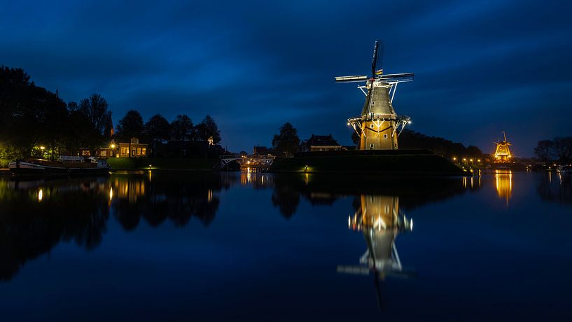 Beleuchtete Windmühlen von Dokkum spiegeln sich bei Nacht von Michel Seelen
