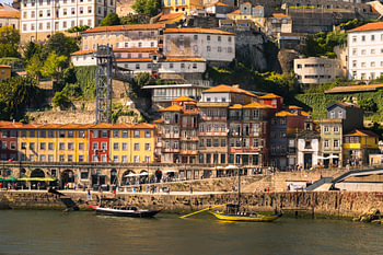 Kleurrijk Porto met het Bisschoppelijk paleis