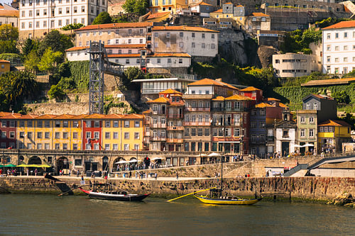 Porto, ville haute en couleurs, avec le palais épiscopal
