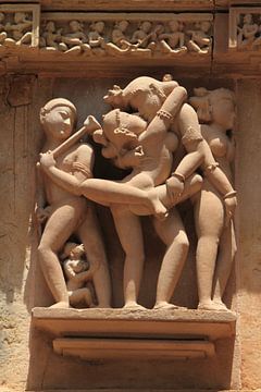 De tempelreliëfs van Khajuraho in Madhya Pradesh India van Roland Brack