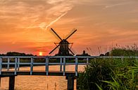 Kinderdijk oranje zonsopgang van Gea Gaetani d'Aragona thumbnail