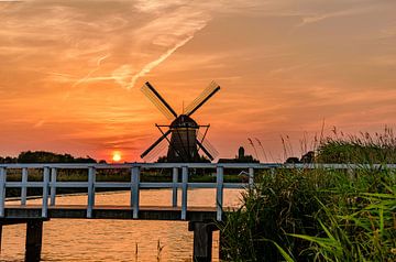 Kinderdijk orange Sonnenaufgang von Gea Gaetani d'Aragona