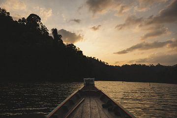 Magische Momenten: Zonsondergang en Zonsopgang bij Cheow Lan Lake van Ken Tempelers