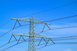 Hochspannungsmasten mit Stromleitungen