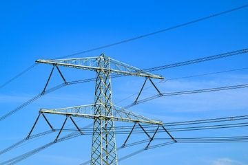 Hoogspanningsmasten met elektriciteitskabels