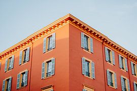Oranges Gebäude mit blauen Fensterläden in Nizza | Cote d'Azur, Frankreich | Reisefoto von Expeditie Aardbol