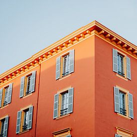 Oranje gebouw met blauwe luiken in Nice | Cote d'Azur, Frankrijk  | Reisfoto van Expeditie Aardbol