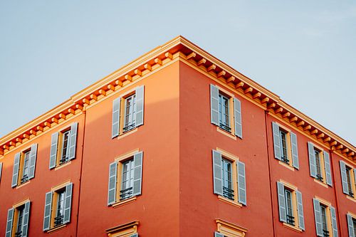 Oranje gebouw met blauwe luiken in Nice | Cote d'Azur, Frankrijk  | Reisfoto van Expeditie Aardbol