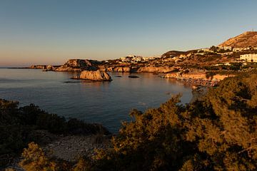 La plage d'Amoopi au lever du soleil en Grèce sur Jeanine Verbraak
