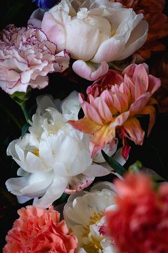 Bloemen in stilleven met anjers en pioenen