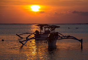 Traditionelle balinesische Boote (Jukung) bei Sonnenuntergang in Bali, Indonesien