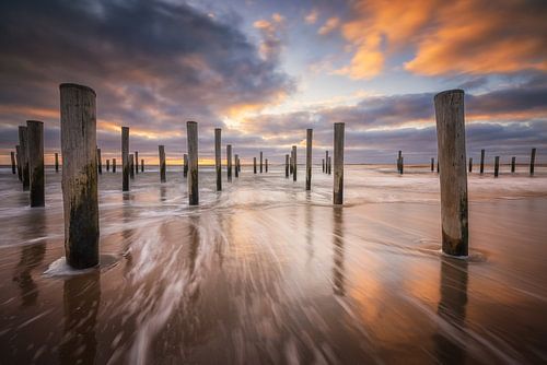 Zonsondergang op het strand bij Petten. Mooie wolkenluchten trekken voorbij met de koude noorden win